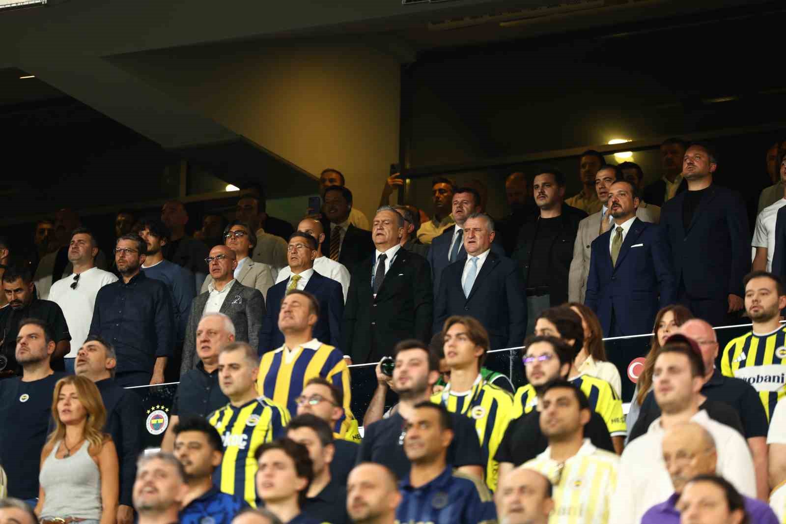 bakan-bak-fenerbahce-besiktas-derbisini-takip-etti