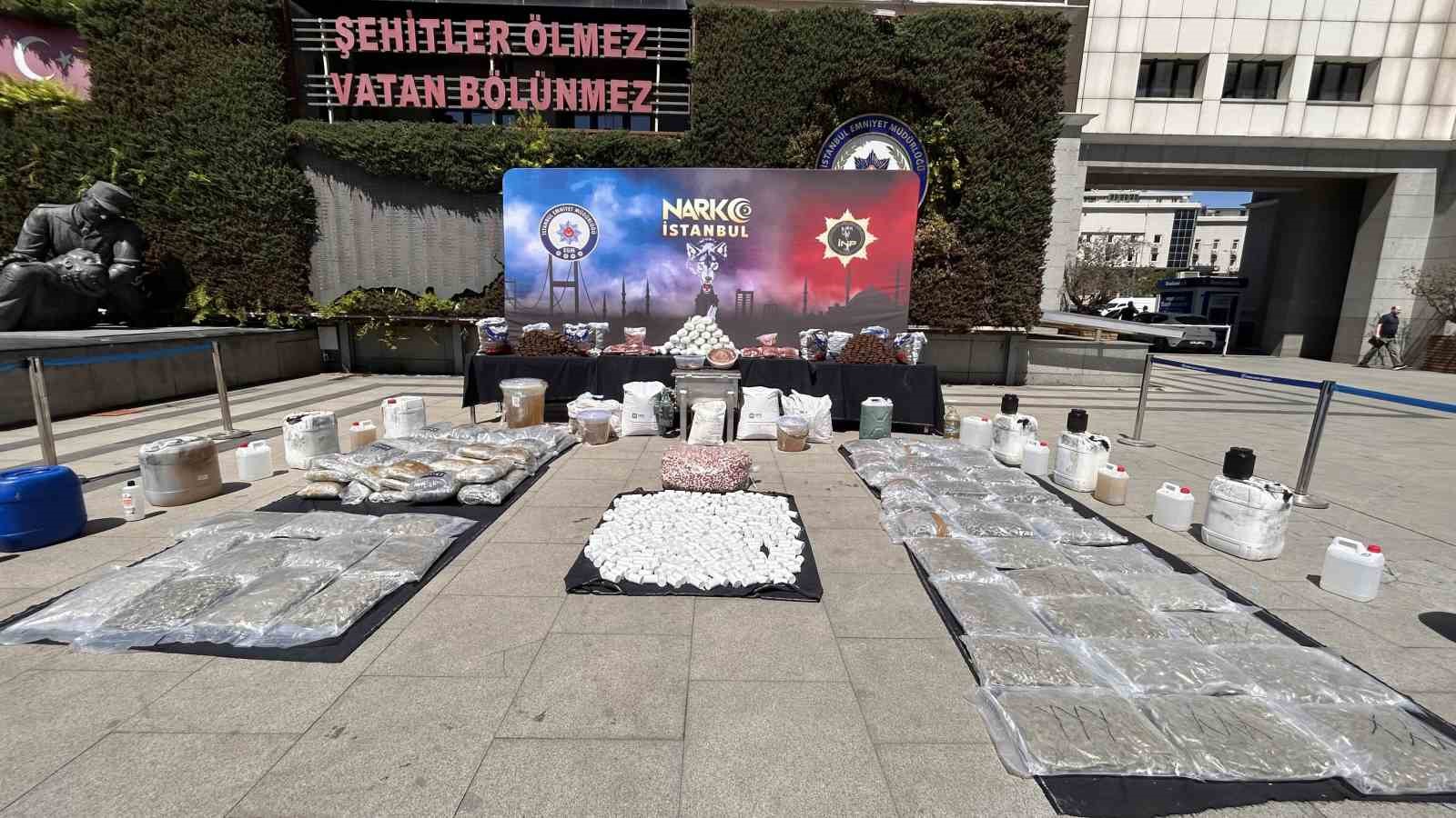 uyusturucu-ve-suc-orgutlerine-yonelik-operasyonlarda-ele-gecirilen-maddeler-emniyette-sergilendi