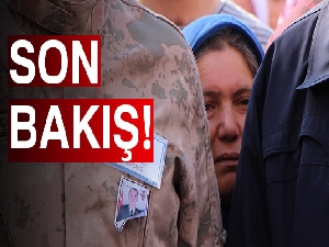 Annenin şehit oğlunun tabutuna son bakışı