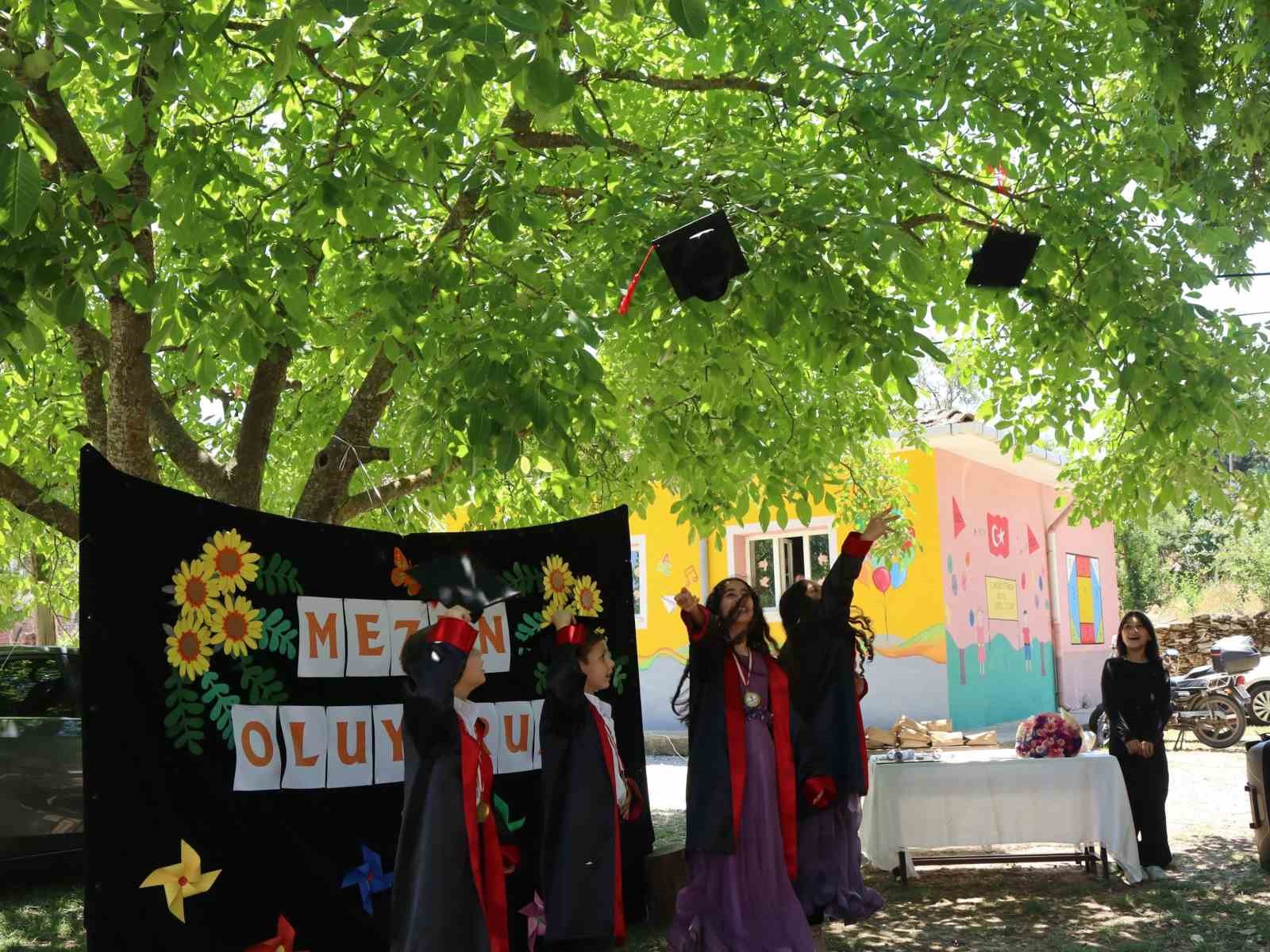 tek-ogretmenli-okulun-ogrencileri-mezuniyet-sevinci-yasadi