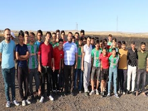 Futbolcular çıkan yangına müdahale etti