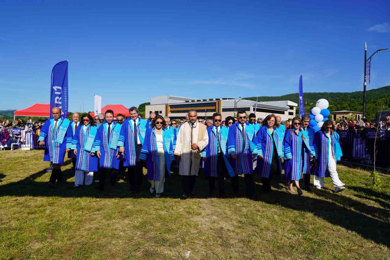 binlerce-universiteli-mezuniyet-heyecani-yasadi