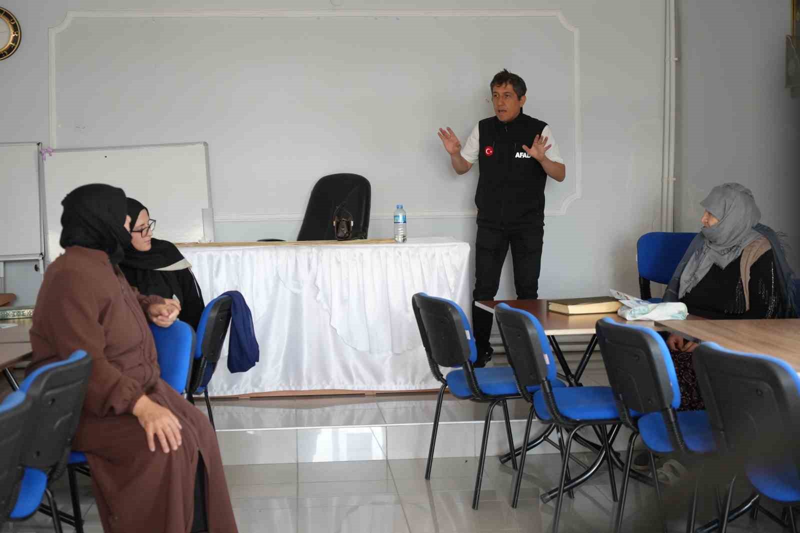 koy-koy-gezen-bayburt-afad-ekipleri-vatandaslari-afetler-hakkinda-bilgilendiriyor