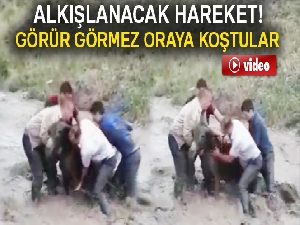 Eşeği selden kurtarmak için canlarını tehlikeye attılar