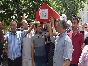 Şehit cenazesinde kahreden fotoğraf