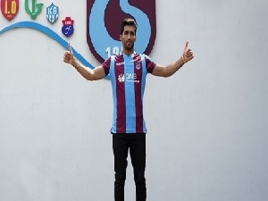 Trabzonspor, İranlı milli futbolcu Vahid Amiri ile sözleşme imzaladı