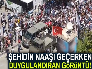 Şehidin naaşı geçerken duygulandıran görüntü