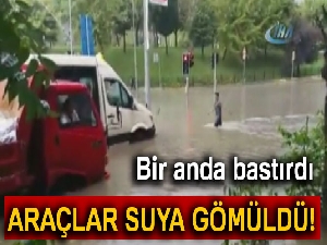 Gaziosmanpaşa'da yollar göle döndü, araçlar suya gömüldü