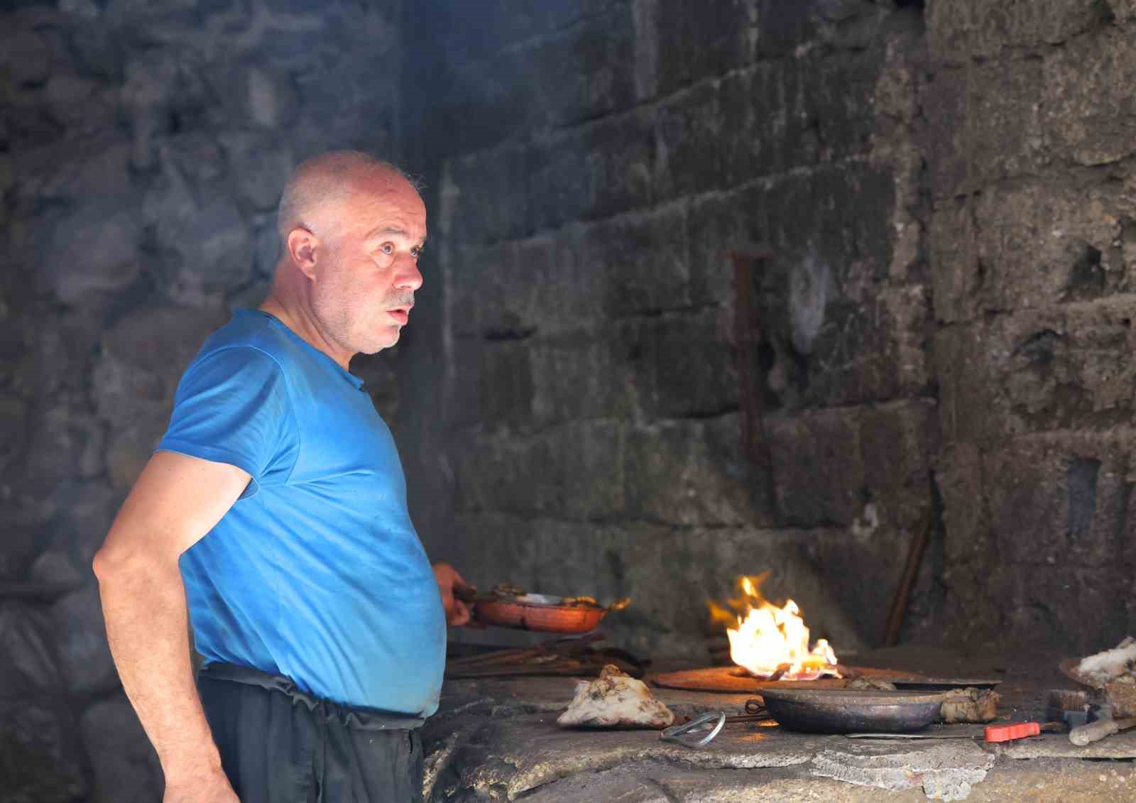 kahramanmaras-ta-kalayci-ustasinin-zorlu-sicaklikta-mesaisi