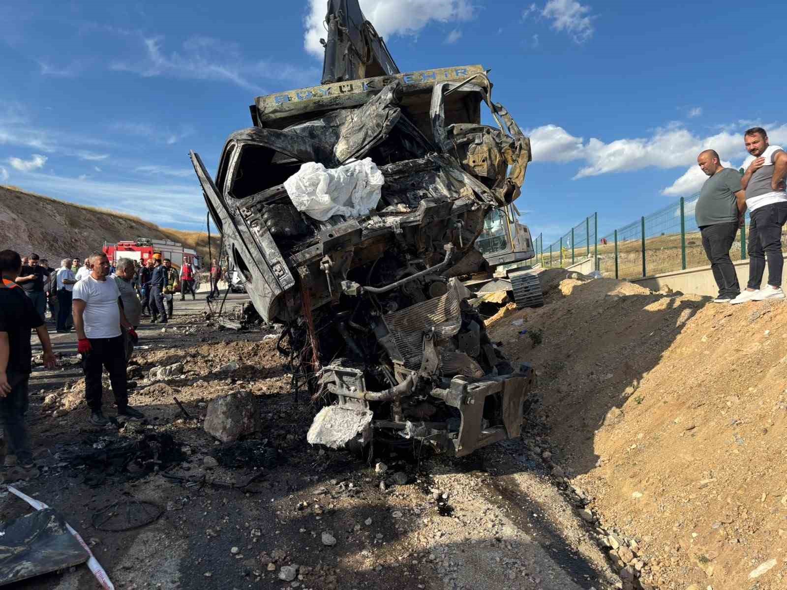 ankara-da-abb-ye-ait-kamyon-kaza-yapti-2-isci-hayatini-kaybetti