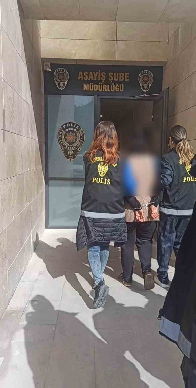 polis-78-ayri-suc-kaydi-bulunan-ve-hapis-cezasi-ile-aranan-sahsi-yakaladi