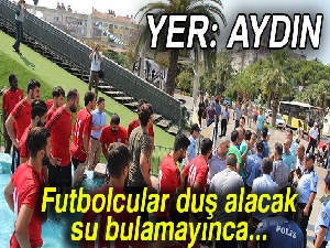 Suları kesilen futbolcular duşu kent meydanındaki süs havuzunda aldı