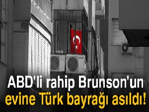 ABD’li papaz Brunson’un evine Türk Bayrağı asıldı