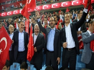 AK Partili bakanlar, taraftarlarla birlikte maçı izlediler