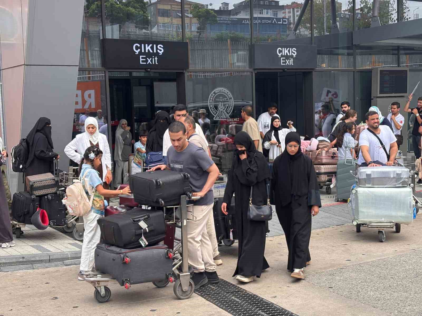 trabzon-havalimani-nda-ucak-trafigi-artti-yolcu-sayisi-yerinde-saydi