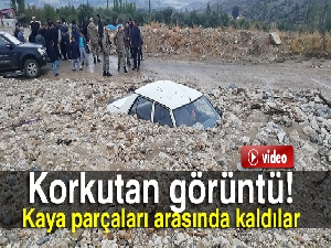 Heyelan otomobilleri yuttu