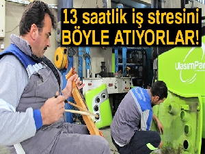 Otobüsleri temizlerken kemençe çalıp şarkı söylüyorlar