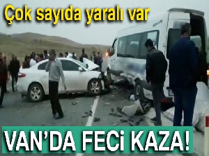 Başkale'de otomobil ile minibüs çarpıştı: 19 yaralı