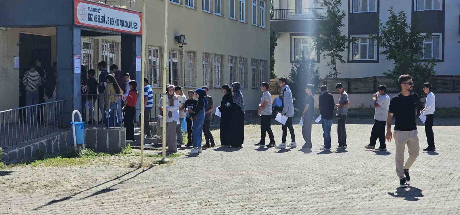 haskoy-de-lgs-heyecani-ogrenciler-ve-veliler-sinav-oncesi-duygularini-paylasti