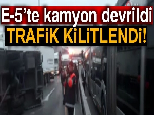 E-5'te kamyon devrildi, trafik kilitlendi
