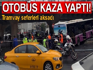 Aksaray'da yoldan çıkan otobüs, elektrik direğine çarptı