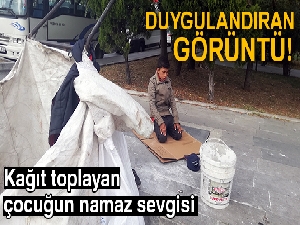 Kağıt toplayan Suriyeli çocuğun sokakta namaz kıldığı görüntüler duygulandırdı