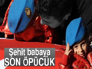 Şehit babaya son öpücük