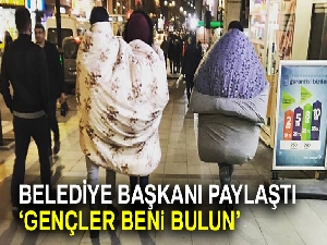 Sokakta yorganla dolaşan gençlere başkandan davet!