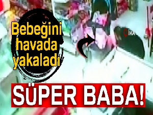 'Süper baba' bebeğini havada yakaladı