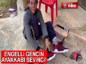 Engelli gencin hediye ayakkabı sevinci