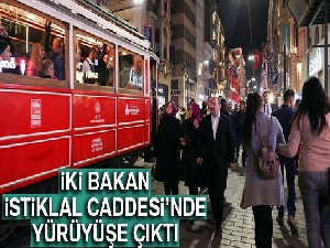 İki bakan İstiklal Caddesi'nde yürüyüşe çıktı
