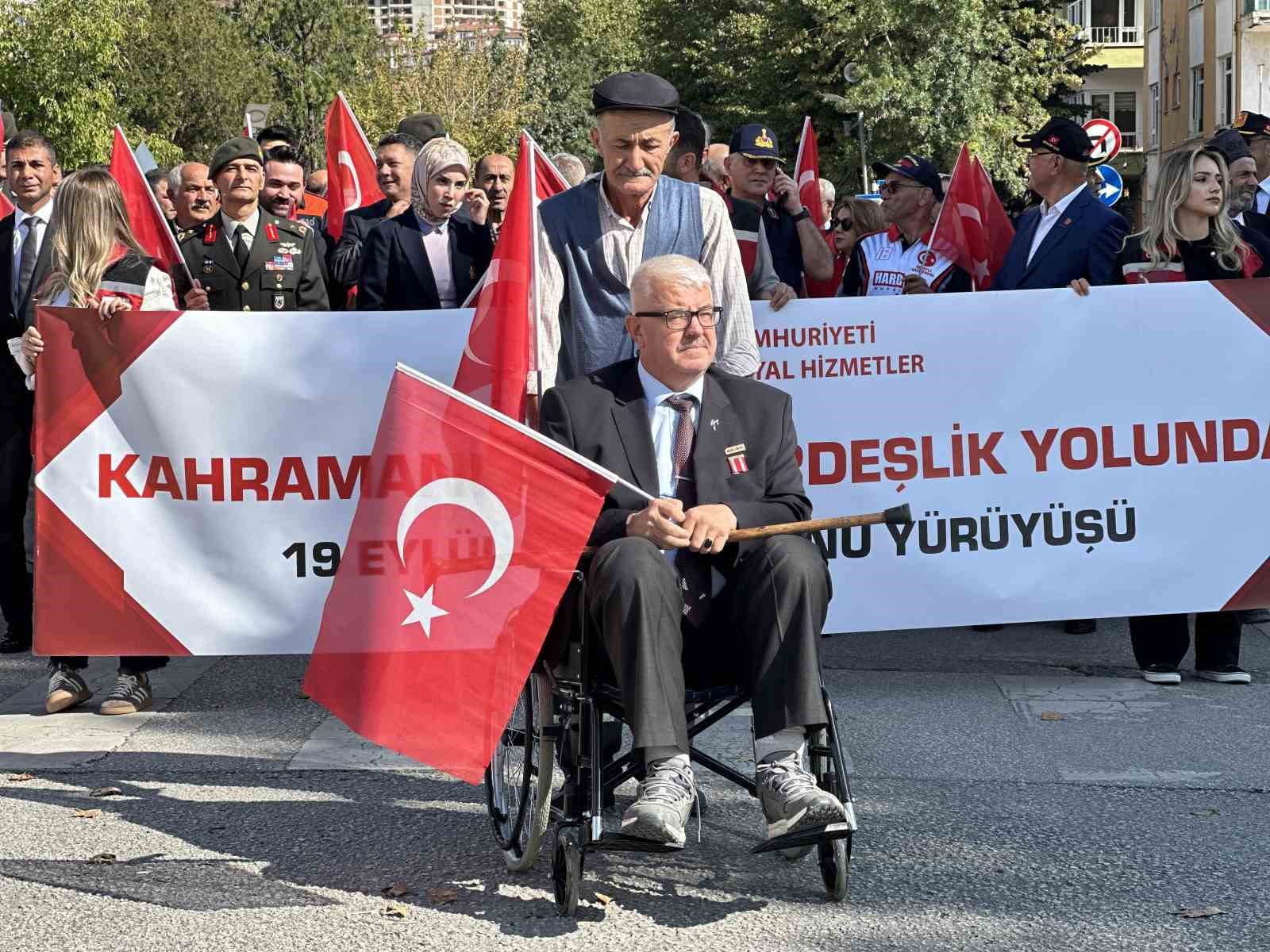 yuruyuse-tekerlekli-sandalyesiyle-katilan-gazi-herkese-ornek-oldu