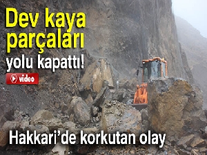 Dev kaya parçaları yolu kapattı