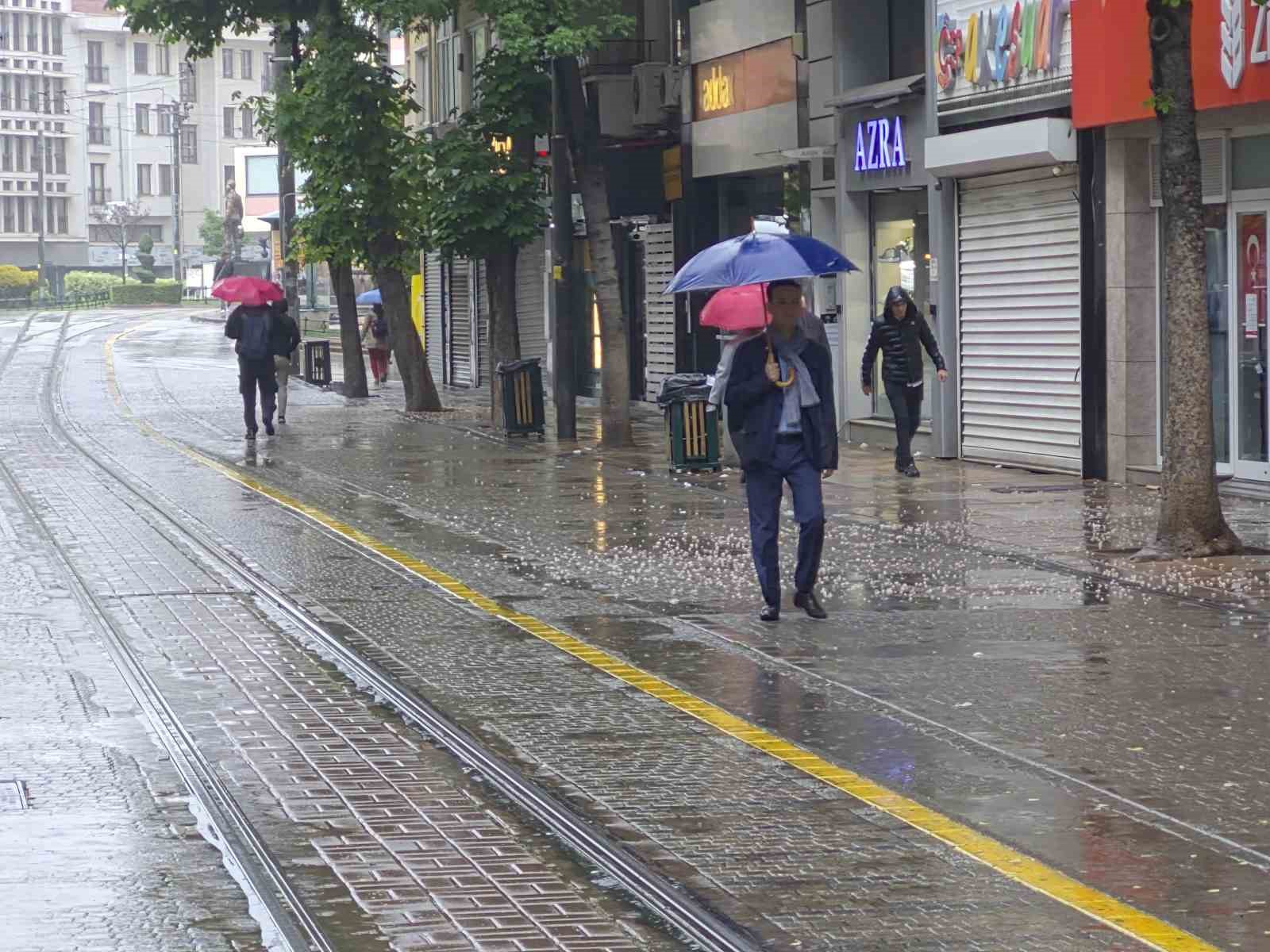 eskisehir-gune-yagmurlu-basladi