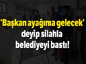 Silahla belediyeyi bastı, siniri geçmeyince ortalığı birbirine kattı