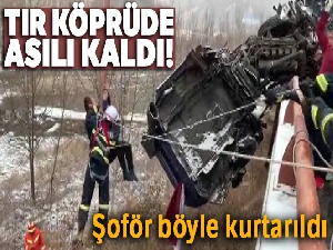 Tır köprüde asılı kaldı: Şoför böyle kurtarıldı