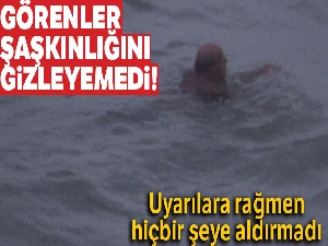 Şiddetli yağış uyarısına aldırmadan deniz keyfi yaptı