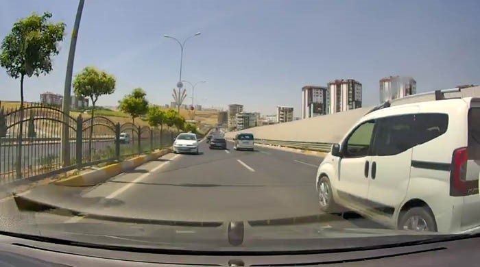 sanliurfa-da-ters-yonde-ilerleyen-surucu-kamerada