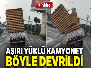 Aşırı yüklü kamyonet böyle devrildi