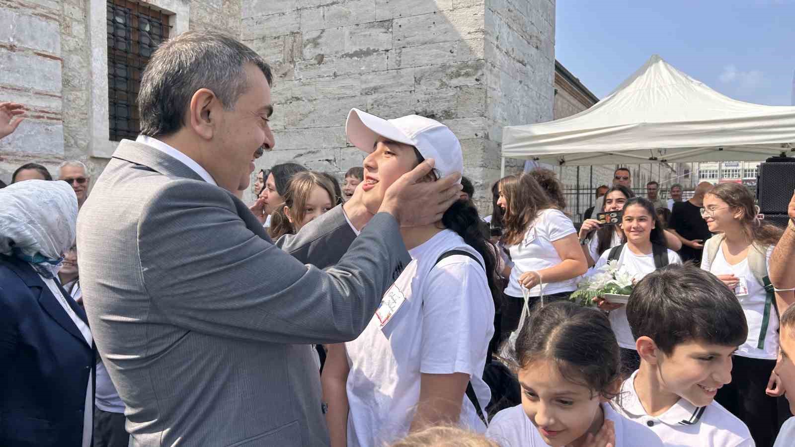 milli-egitim-bakani-tekin-gelecegin-yazarlariyla-bulustu-eserlerini-inceledi