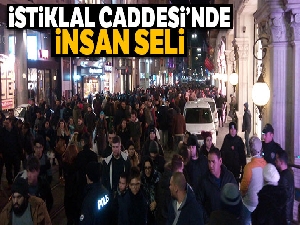 İstiklal Caddesi'nde insan seli