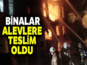 Fatih'te binalar alevlere teslim oldu