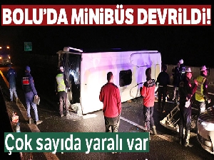 Yola düşen lastiğe çarpan minibüs devrildi: 17 yaralı