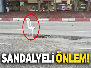 Yolda oluşan çukura sandalyeli önlem