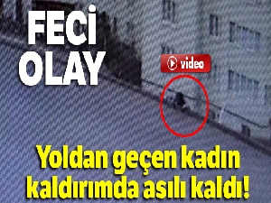İstinat duvarı çöktü, yoldan geçen kadın kaldırımda asılı kaldı