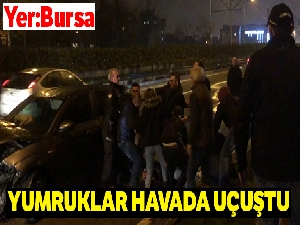 Makas atarken kaza yaptı, kaza sonrası yumruklar havada uçuştu