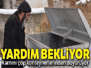 Çöp konteynerlerinden topladığı ekmeklerle karnını doyuruyor