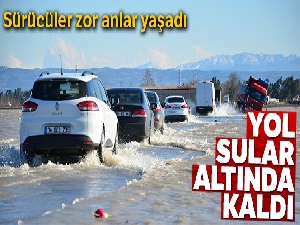 Karayolunu su bastı, sürücüler zor anlar yaşadı