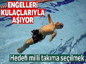 Kulaçlarıyla engelleri aşıyor