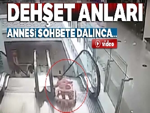 Yürüteçteki bebek yürüyen merdivenlerden yuvarlandı